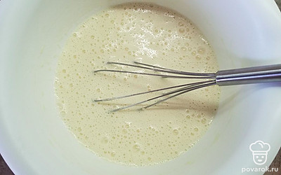 В первую очередь приготовим блины и начнем с теста. Разбейте в миску яйца, добавьте сахар, соль и половину молока, тщательно размешайте венчиком. Затем добавьте муку, замешайте густое вязкое тесто и только потом добавьте остальное молоко – при таком способе в тесте не будет комков. Накройте миску полотенцем и дайте тесту постоять 30 минут, чтобы набухла клейковина муки и блинчики получились тонкими и не рвались.