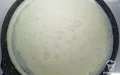 Через полчаса поставьте сковороду на средний огонь, смажьте ее небольшим количеством растительного масла, а остальное масло вылейте в тесто и тщательно перемешайте. Больше сковороду смазывать не нужно, масло в тесте не позволит блинчикам прилипнуть к сковороде. Когда сковорода достаточно нагреется, налейте на нее немного теста при помощи половника и покачивая сковороду, распределите тесто по всей сковороде тонким слоем. Лишнее тесто можно слить назад в миску, а если первой порции теста не хватило – долейте на сковороду еще немного, чтобы полностью ее покрыть. Выпекайте каждый блин до золотисто-коричневого цвета с одной стороны, затем переверните и поджарьте обратную сторону около 1 минуты. Готовые блины складывайте стопкой, накрывая ее полотенцем, чтобы они не высыхали и оставались мягкими.