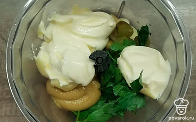 Приготовьте соус ремулад – поместите в чашу блендера майонез, горчицу, чеснок, зелень петрушки, влейте лимонный сок. Добавьте корнишоны и яблоко, очищенное от кожицы и семян. Пробейте все в однородную массу – соус готов.