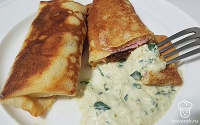 Готовые блины можно не обжаривать сразу, а сложить горкой на тарелку и убрать в холодильник. Обжарьте их прямо перед подачей на стол. Соус можно подать в соуснике, чтобы каждый мог положить себе столько, сколько пожелает.