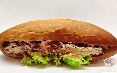 Перед тем, как запечь булочки в духовке, смажьте их растительным или сливочным маслом, посыпьте кунжутом. Так они станут золотистыми и ароматными. Перед подачей сверху присыпьте мелко нарезанной зеленью.