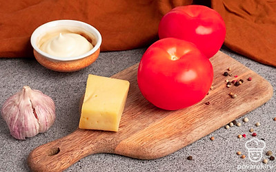 Помойте овощи, очистите чеснок от шелухи.