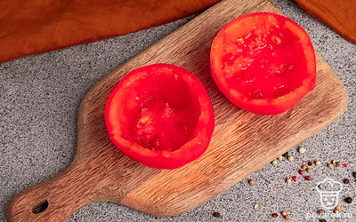 Отрежьте у помидор верхушки, тщательно очистите помидор изнутри.