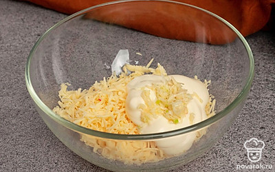 Натрите сыр на мелкой терке, также натрите чеснок. Смешайте сыр с чесноком и майонезом в однородную массу.