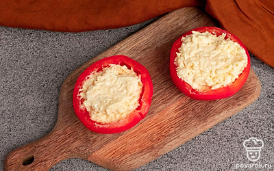 Сырно-чесночной массой наполните помидоры.