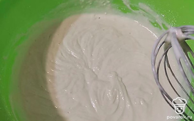 В теплом кефире растворите соль и сахар, добавьте просеянную муку и хорошенько перемешайте. Добавьте соду, погашенную уксусом или кипятком, растительное масло и яйца. Снова хорошенько перемешайте, используя миксер или обычный венчик.