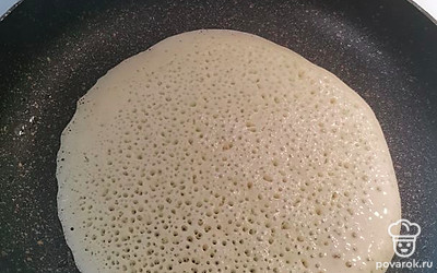 Выпекайте блинчики на разогретой сковородке. Перед выпеканием первого блина смажьте ее поверхность растительным маслом, потом масло добавлять уже не нужно.