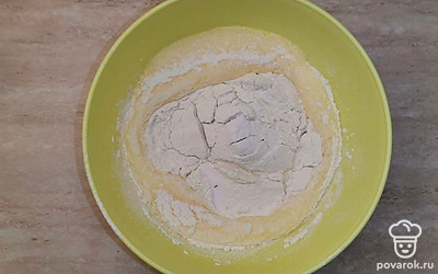 Яйца взбейте в пену. Влейте стакан молока. Посолите, подсластите. Добавьте 1 стакан муки. Все перемешайте. Всыпьте оставшуюся муку, налейте растительное масло. Замесите тесто.