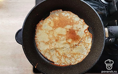 Перед жаркой блинов хорошо прогрейте сковороду. Блины выпекайте на сковороде с двух сторон. В процессе жарки периодически добавляйте на сковороду растительное масло.