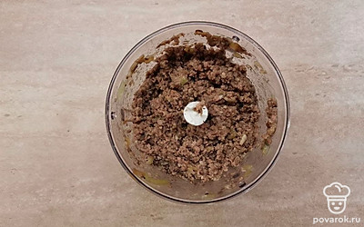 Обжарьте фарш на сливочном масле до готовности. Лук и шампиньоны нарежьте мелкими кубиками. Пассеруйте овощи отдельно от фарша. Готовые овощи и фарш перемешайте, посолите по вкусу и перемелите в блендере.