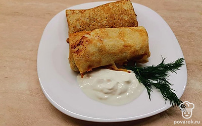 Подавайте блины с мясом теплыми. В качестве соуса используйте сметану. Для красивой подачи украсьте укропом.