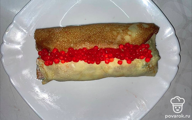 Блинный рулет с красной рыбой — Рецепт с фото