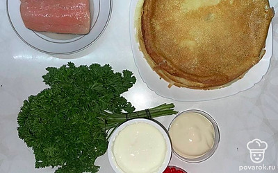 Промойте зелень под проточной водой. Откройте сметану. Переложите сливочный сыр и икру в разные тары.