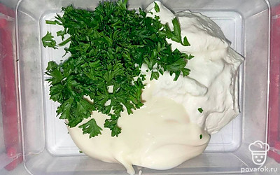 Смешайте в глубокой тарелке сметану и сыр. Покрошите петрушку и добавьте к сыру и сметану. Вымешайте до однородности.
