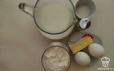 Пшеничную муку насыпьте в тару, а яйца положите на стол вместе с сливочным маслом. Молоко налейте в кувшин. Соль и сахар насыпьте в емкости.