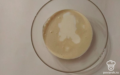 Добавьте оставшееся молоко и перемешайте до однородности с помощью венчика. Для ускорения процесса используйте блендер.