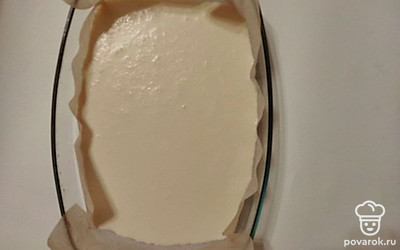 Противень накройте пергаментом и сформируйте бортики, чтобы тесто не выливалось. Вылейте тесто в противень и поставьте в разогретую до 200 градусов духовку на 30 минут.