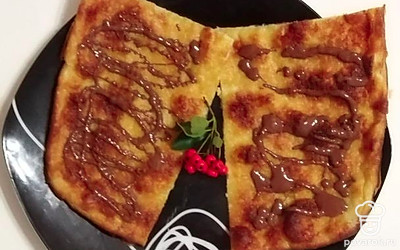 Готовый блин разрежьте на порционные части, полейте вареньем, шоколадом и подавайте к столу.