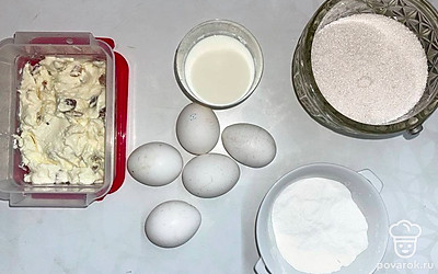 Выложите муку и сахар в разные емкости. Налейте молоко. В глубокой таре смешайте изюм с творогом.