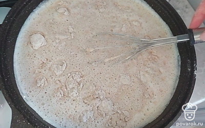 Добавьте холодную воду и муку.