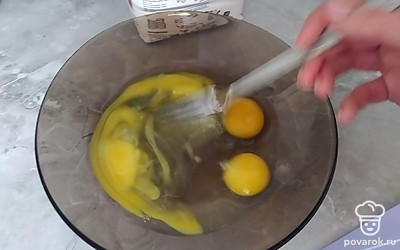 Два яйца взбейте и добавьте в смесь.