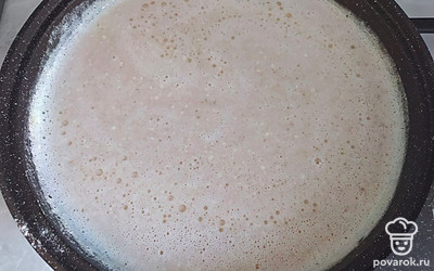 Добавьте масло и сахар.