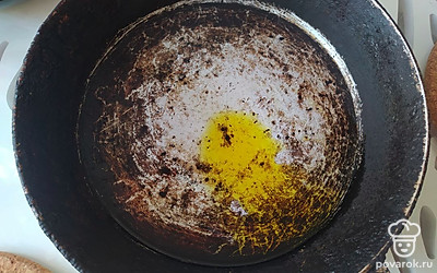 Смажьте сковороду растительным маслом и выпекайте блины.