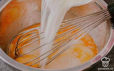 В эту массу влить молоко и сливочное масло.