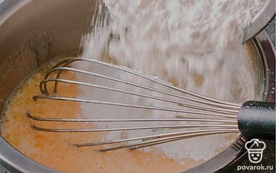 Дальше засыпаем туда сахар, соль и муку.