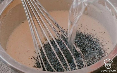 Теперь надо всыпать мак и залить горячей водой. Ещё раз все перемешиваем и откладываем тесто на 15 минут.