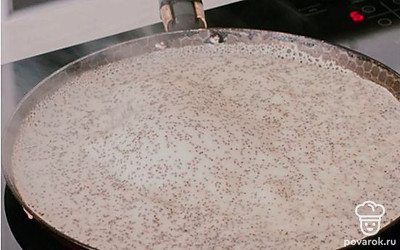 Далее разогреваем сковороду и жарим блины на низком огне до золотистой корочки.