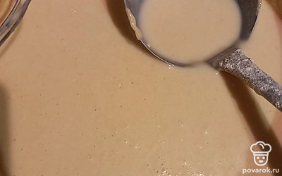 Взбейте яйца с сахаром и солью, добавьте масло, влейте теплое молоко. Далее добавьте соду вместе с просеянной мукой. Тесто должно получиться жидковатым.