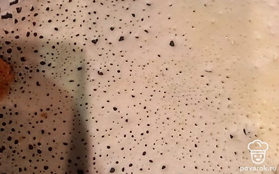 Разогрейте скороводу с каплей масла и обжарьте блины на среднем огне с двух сторон. После снимите их со сковороды, смажьте растопленным сливочным маслом и накройте крышкой.