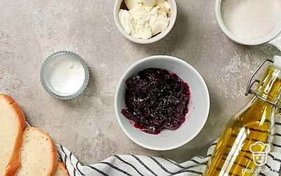 Достаньте мягкий сыр из холодильника. Подготовьте нужную посуду: сковороду, тарелку для подачи, нож и ложки для готовки.