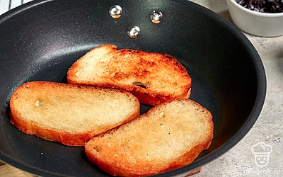 Подготовьте хлеб. Разогрейте на огне сухую сковороду. Нарезанный хлеб смажьте оливковым маслом и подсушите на сковороде до золотистого цвета.