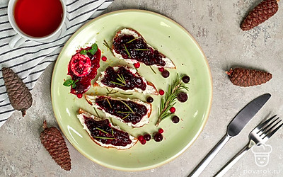 Украсьте готовые тосты веточками розмарина.