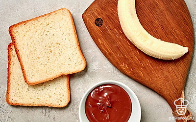 Банан помойте, очистите от кожуры и нарежьте кружочками. Подготовьте сковороду и блюдо для подачи тостов.