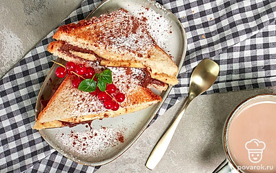 Тост разрежьте по диагонали и посыпьте сахарной пудрой перед подачей.