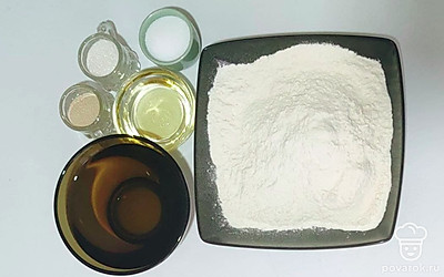 Отмерьте необходимое количество сыпучих ингредиентов. Подогрейте указанное в рецепте количество воды.