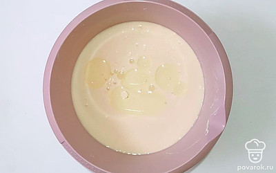 Подогрейте воду. Вода должна быть теплой, в пределах 35-42°C. Растворите в воде сахар, всыпьте дрожжи и хорошо перемешайте. Добавьте в жидкость муку и масло, снова хорошо перемешайте.