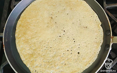 На разогретую сковороду налейте тоненький слой теста. Обжаривайте блин с обеих сторон до золотистого цвета.