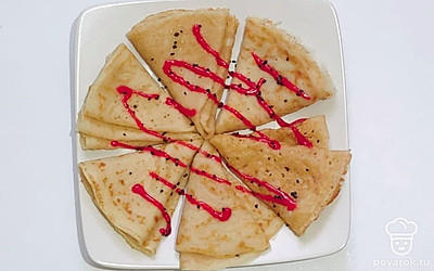 Подавайте блины, украсив их ягодным джемом и шоколадной крошкой, или используйте любой другой топпинг.