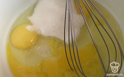 Взбейте яйца с сахаром и солью.