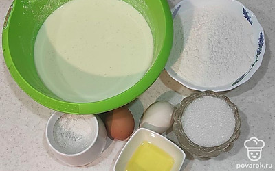 Приготовьте и отмерьте все необходимые продукты и оставьте их при комнатной температуре на 1 час. Возьмите сковороду с тонким дном, половник, миксер, глубокую миску.