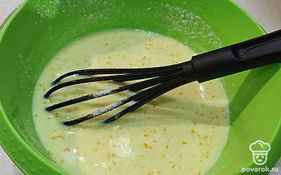 В подготовленную миску вбейте яйца, добавьте сахар и соль и взбейте с помощью миксера. Добавьте немного молока, продолжайте взбивать. Теперь небольшими порциями всыпьте муку и влейте оставшееся молоко, 6-7 ложек растительного масла.