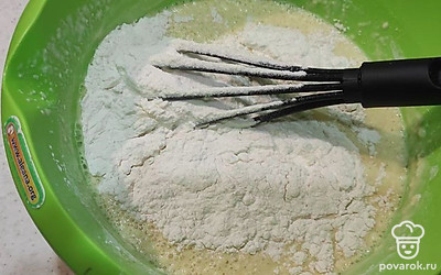 Продолжайте взбивать до получения однородной массы. Дайте тесту «отдохнуть» в течение 20-30 минут, при комнатной температуре. Смажьте сковороду небольшим количеством растительного масла (это нужно только для первого блина) и поставьте ее на средний огонь, хорошо разогрейте.