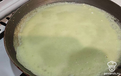 Наливайте половником готовое тесто на сковороду, так чтобы оно равномерно растекалось, по всей поверхности. Обжаривайте блинчики с двух сторон до красивого румяного цвета.