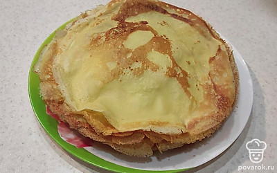 Подавайте домашние блинчики на молоке, сложив их на плоской тарелке друг на друга стопкой. Рядом поставьте, с учетом разных вкусов едоков, небольшие креманки со сметаной, джемом, сгущенкой и красной икрой.