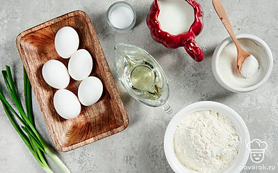 Куриные яйца тщательно промойте, просушите. Два из них сварите вкрутую, остудите и очистите от скорлупы. Муку просейте, чтобы избавиться от мелкого мусора. Зеленый лук для начинки вымойте и просушите бумажными полотенцами.