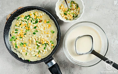 Приготовьте блюдо. Сковороду поместите на средний огонь, дождитесь, когда она разогреется. Затем налейте немного теста и распределите его по кругу. Далее сразу же выложите начинку, пока масса не поджарилась. Дождитесь, когда блин подрумянится и переверните его стороной с начинкой. Когда блин будет готов, выложите его на тарелку. Повторите действия со всем тестом и начинкой.